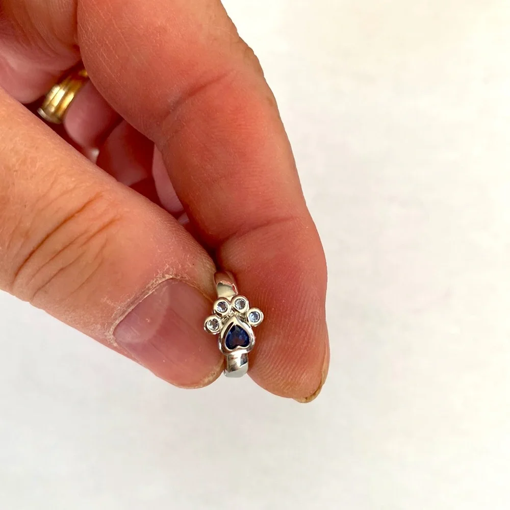 COPY - A pair of paw 🐾 print earrings in a silver tone - Picture 4 of 4